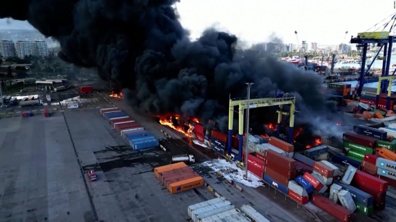 CNNE 1342604 - mira como se ve desde el cielo el grave incendio en un puerto de turquia