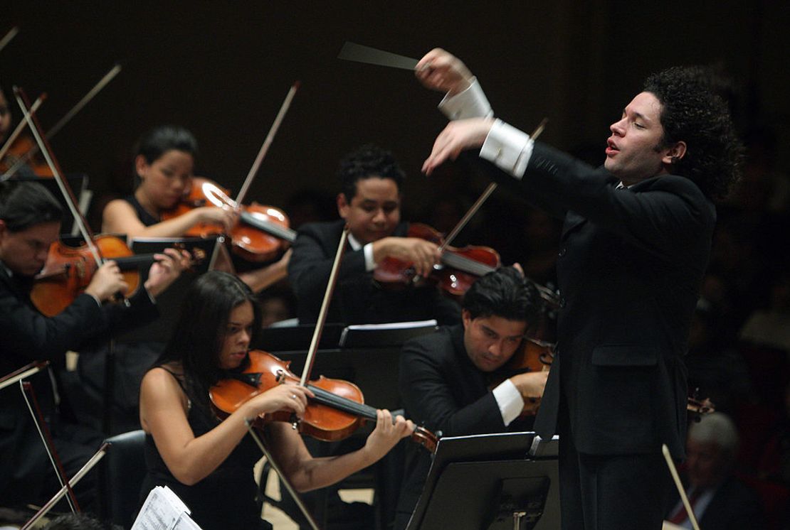 El director de orquesta venezolano Gustavo Dudamel dirige la Orquesta Sinfónica Juvenil Simón Bolívar durante su primera aparición en el Canergie Hall de Nueva York el 11 de noviembre de 2007.