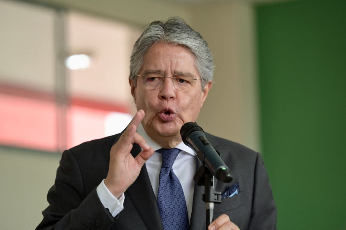 El presidente de Ecuador, Guillermo Lasso, habla a la prensa después de emitir su voto durante las elecciones locales en la escuela Ileana Espinel Cedeño en Guayaquil, Ecuador el 5 de febrero de 2023.