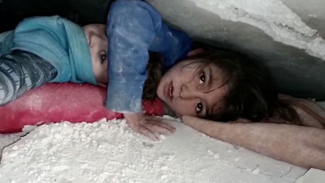 Una niña en Siria protegió a su hermano menor durante 36 horas después del terremoto que devastó Siria y Turquía.