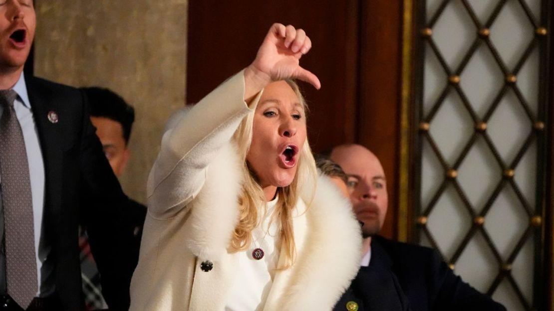 La representante Marjorie Taylor Greene grita en la cámara mientras el presidente Joe Biden habla durante el discurso del estado de la Unión.