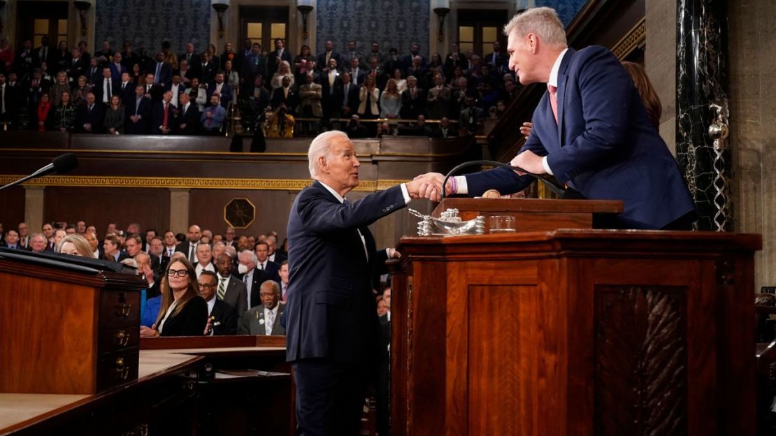 El presidente Joe Biden le da la mano al presidente de la Cámara Kevin McCarthy a su llegada.