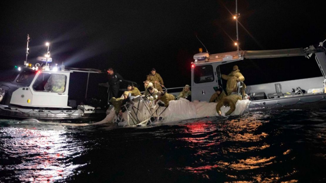 Marineros asignados al Grupo 2 de Eliminación de Artefactos Explosivos recuperan un globo de vigilancia a gran altura frente a la costa de Myrtle Beach, Carolina del Sur, el 5 de febrero.