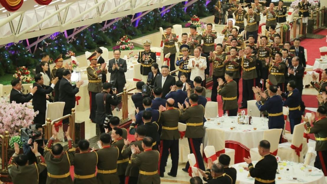 Oficiales militares aplauden al líder norcoreano Kim Jong Un y su esposa e hija durante su visita a un cuartel militar el 7 de febrero de 2023 en una foto publicada por los medios estatales.