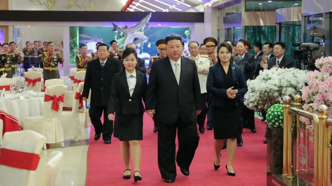 El líder norcoreano Kim Jong Un visitó los cuarteles militares con su hija y su esposa para conmemorar el 75 aniversario de la fundación del Ejército Popular de Corea (EPC), informaron medios estatales.