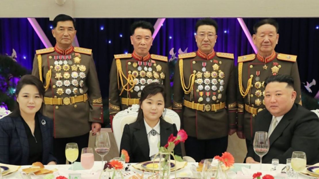 El líder norcoreano Kim Jong Un celebra el 75 aniversario de la fundación del Ejército Popular de Corea con una niña que se cree que es su hija Ju Ae y su esposa, Ri Sol Ju, el 7 de febrero de 2023.