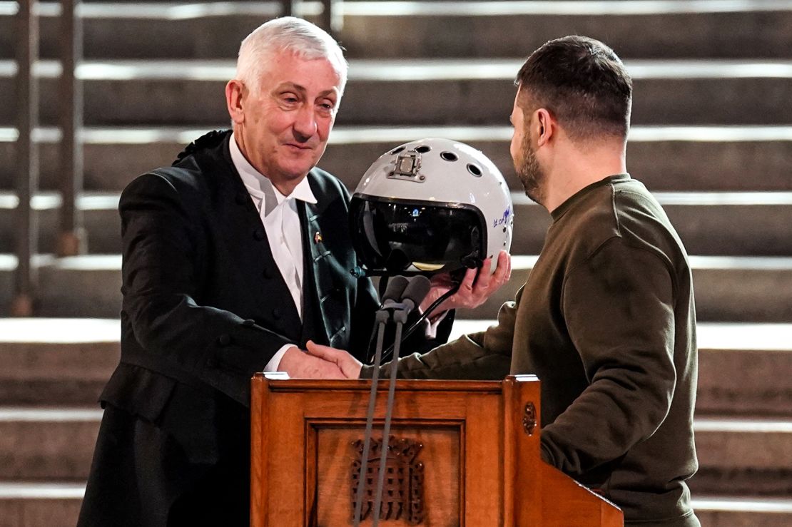 El presidente de la Cámara de los Comunes, Sir Lindsay Hoyle, a la izquierda, sostiene el casco de uno de los pilotos ucranianos de mayor éxito, con la inscripción "Tenemos libertad, dennos alas para protegerla", que le fue entregado por el Presidente de Ucrania, Volodymyr Zelensky, en el interior del Palacio de Westminster, el 8 de febrero.