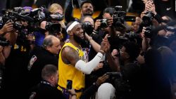 CNNE 1343022 - lebron james lo logro y la alegria inundo los angeles