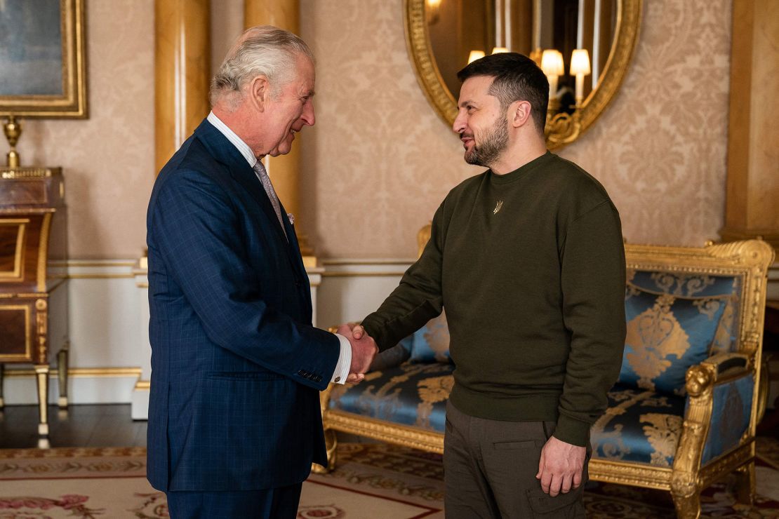 El Rey Carlos III, a la izquierda, estrecha la mano del Presidente de Ucrania Volodymyr Zelensky mientras le da la bienvenida en el Palacio de Buckingham, Londres, Inglaterra, el 8 de febrero.