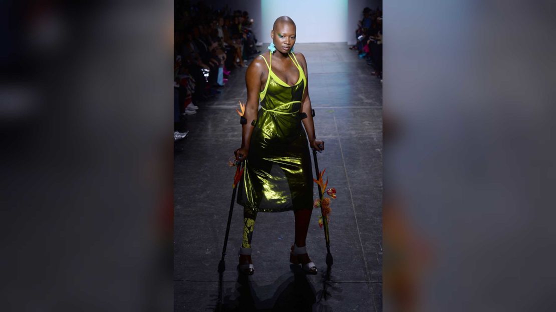 La modelo Mama Cax camina por la pasarela para el desfile de moda Chromat durante la 'Semana de la Moda de Nueva York: The Shows' en Industria Studios el 8 de febrero de 2019 en la ciudad de Nueva York.