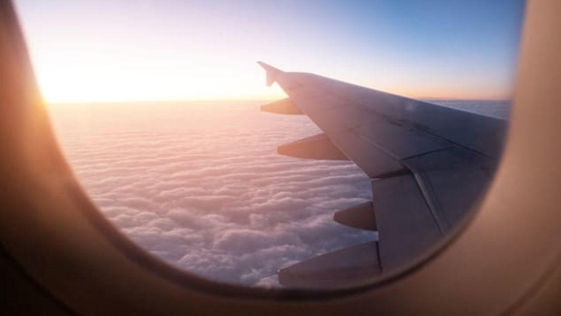 Las alas de los aviones comerciales almacenan combustible, lo que puede hacer que esta zona sea ligeramente más peligrosa en el improbable caso de una emergencia. Crédito: tonefotografia/Adobe Stock