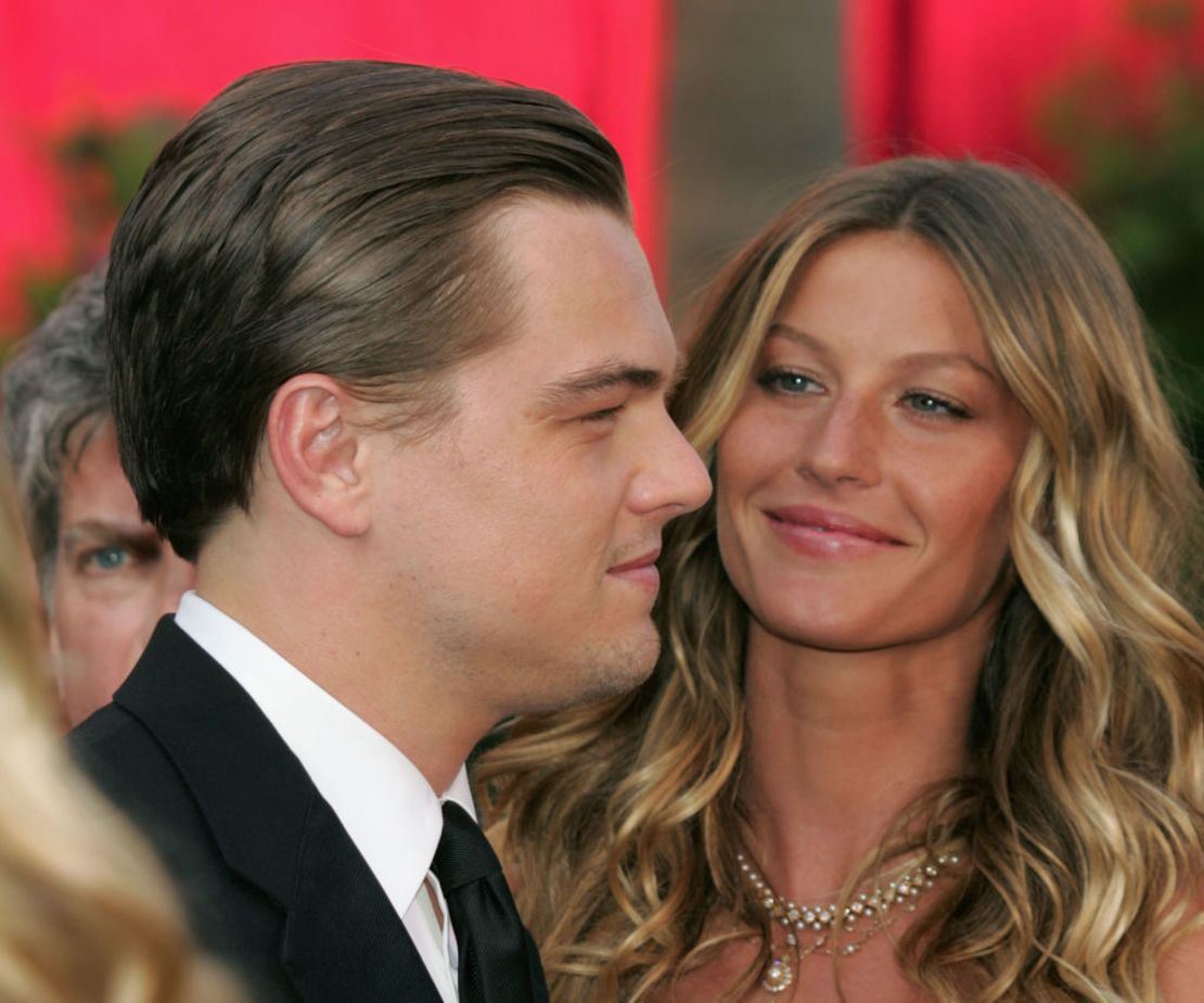 Leonardo DiCaprio junto a Giselle Bundchen arriban a la entrega de los premios Oscar en 2005 en Hollywood.