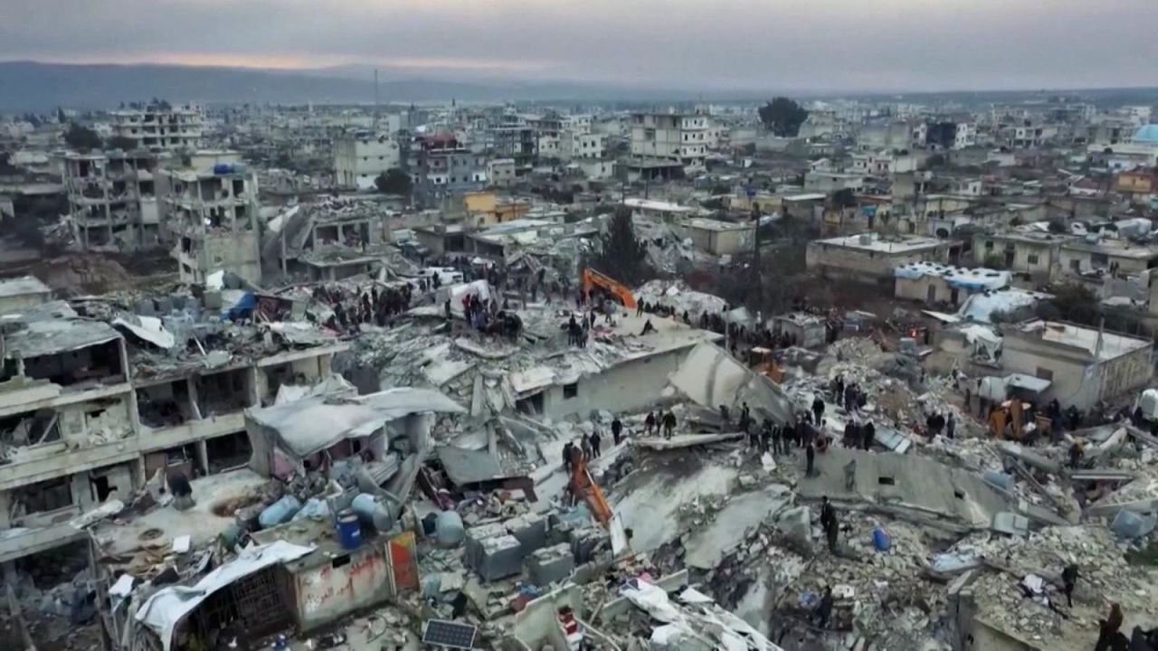 CNNE 1343389 - el tiempo y las areas remotas dificultan los rescates en siria y turquia