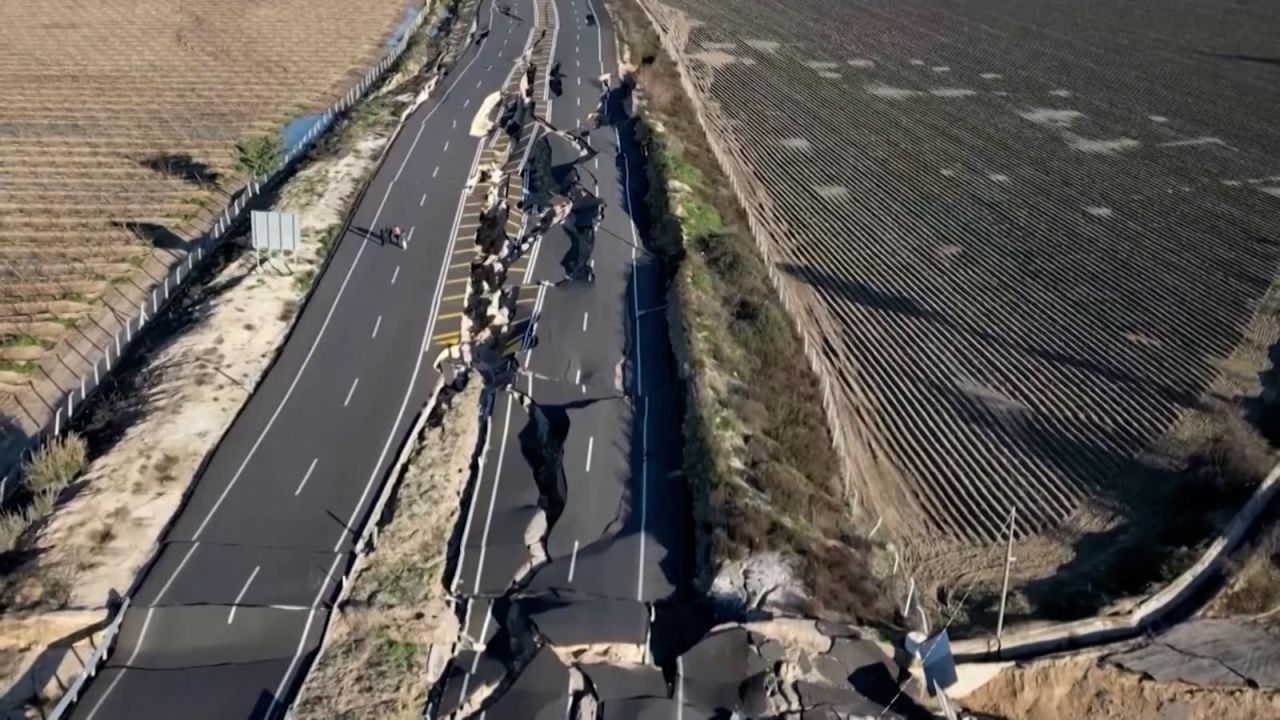 CNNE 1343451 - imagenes de los destrozos que sufrio una carretera por el terremoto en turquia