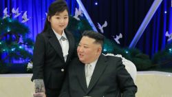 CNNE 1343486 - kim jong un lleva a su posible sucesora a banquete militar