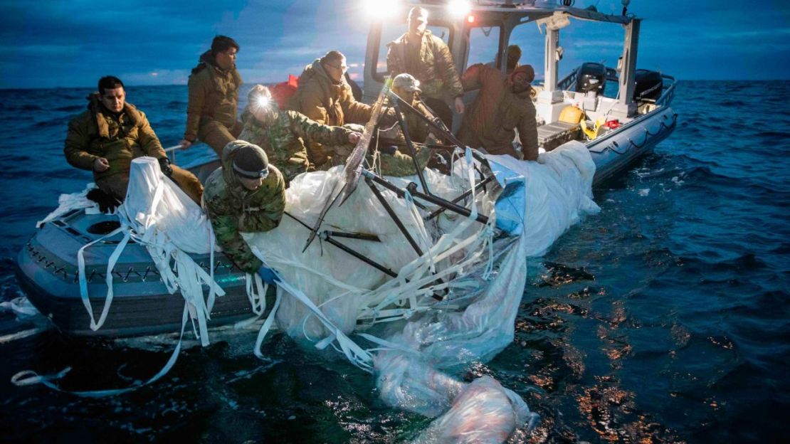 Marineros recuperan un globo de gran altitud frente a la costa de Carolina del Sur el 5 de febrero de 2023.