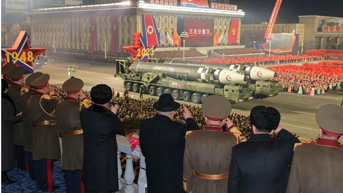 Misiles balísticos intercontinentales norcoreanos pasan junto al líder Kim Jong Un durante el desfile militar del miércoles por la noche en Pyongyang.