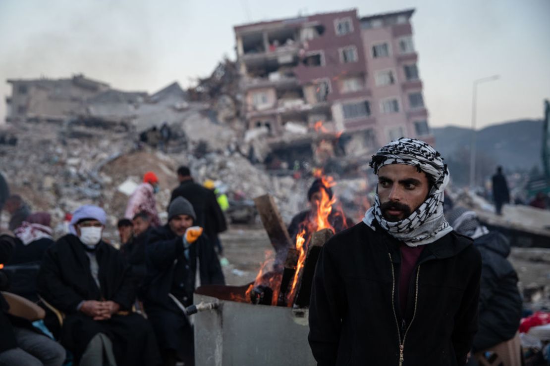 La gente espera noticias de sus seres queridos, que se cree que están atrapados bajo los edificios que se derrumbaron durante el terremoto de este lunes el 9 de febrero de 2023 en Hatay, Turquía.