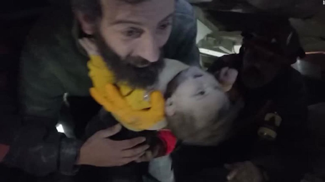 CNNE 1343900 - dramatico rescate de un bebe que paso 65 horas bajo escombros en turquia
