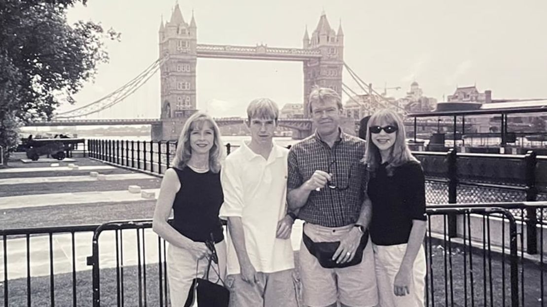 Aquí están Vickie y Graham con sus dos hijos en un viaje familiar a Londres en los años 90. Crédito: Familia Kidner