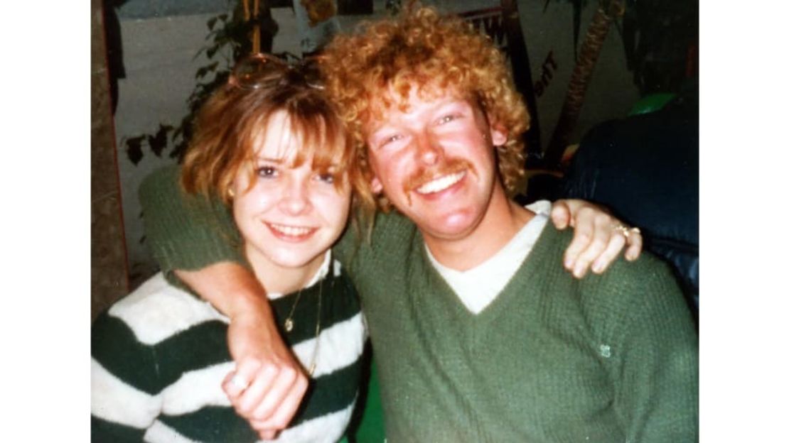 Vickie y Graham posaron para esta fotografía horas después de conocerse en 1982, tras desembarcar del avión en Londres. Crédito: Familia Kidner