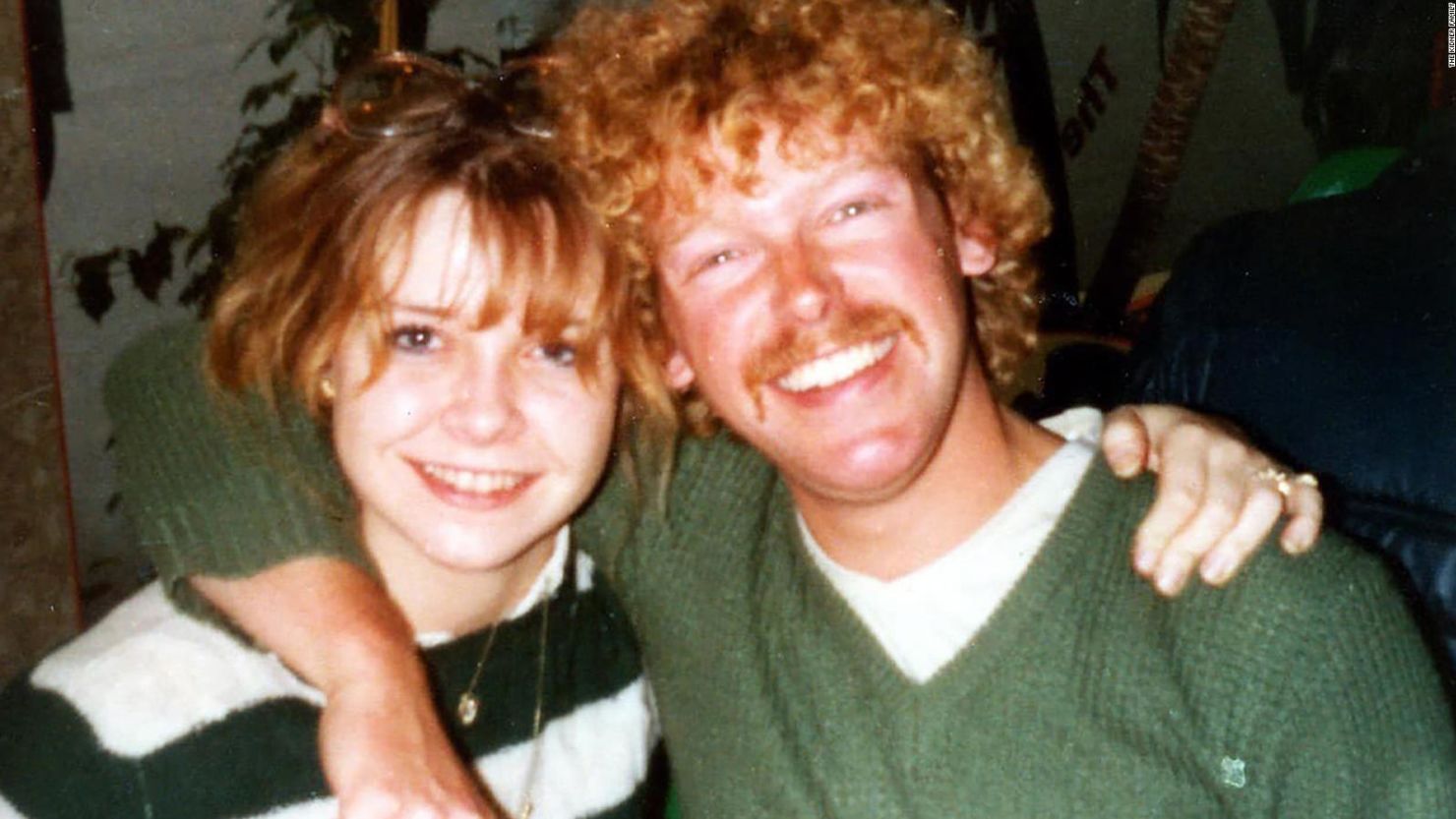 Vickie y Graham posaron para esta fotografía horas después de conocerse en 1982, tras desembarcar del avión en Londres. Crédito: Familia Kidner