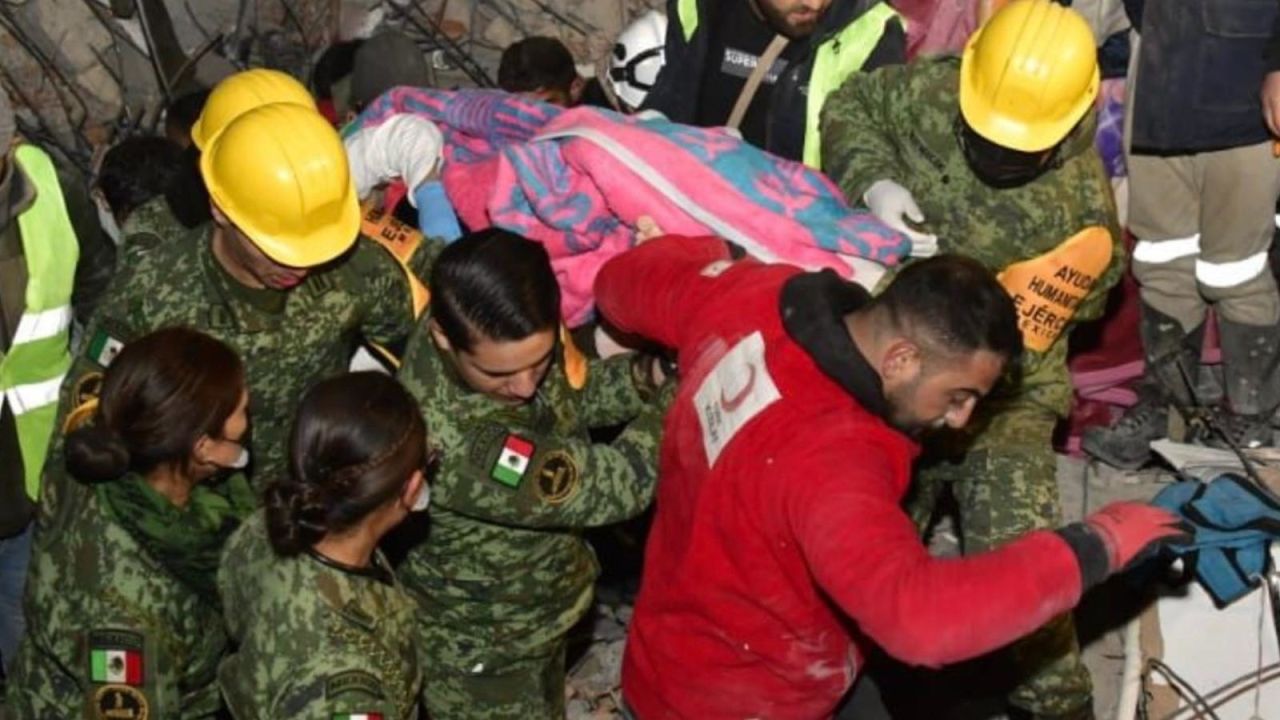 CNNE 1344098 - mexicanos rescatan a mujer de entre los escombros en turquia