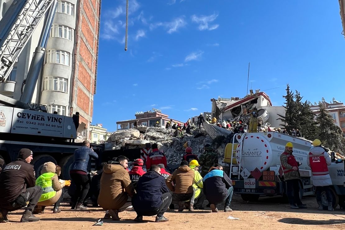 Miembros de un equipo de rescate trabajan cerca de un edificio derrumbado en Gaziantep, Turquía, el 9 de febrero.