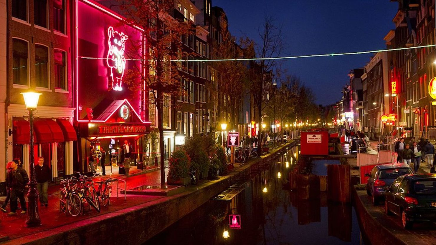 Foto de archivo. Personas caminan por el barrio rojo, conocido como De Wallen, en Ámsterdam. De Wallen es el barrio rojo más grande situado en el centro de Ámsterdam y una importante atracción turística.