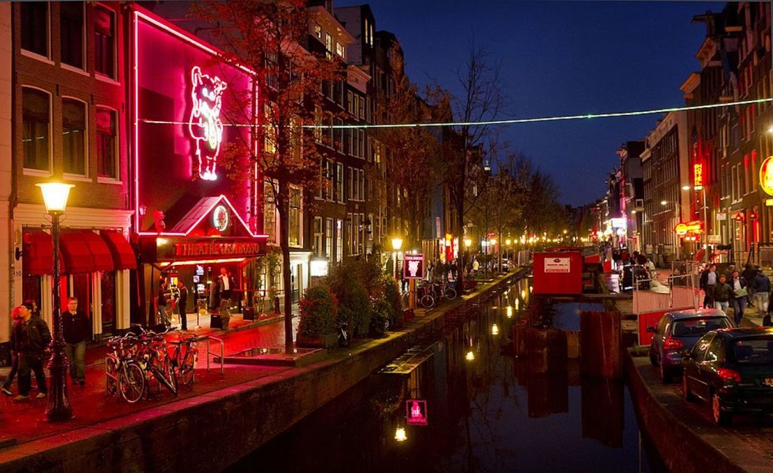 Foto de archivo. Personas caminan por el barrio rojo, conocido como De Wallen, en Ámsterdam. De Wallen es el barrio rojo más grande situado en el centro de Ámsterdam y una importante atracción turística.