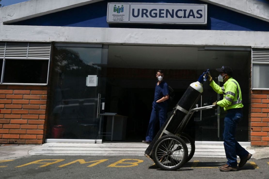 Un trabajador empuja un tanque de oxígeno en un hospital, en medio de la pandemia de COVID-19, en Medellín el 22 de abril de 2021.