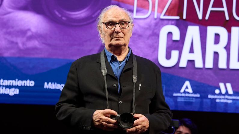 Carlos Saura falleció el 10 de febrero en Madrid a los 91 años. El cineasta, fotógrafo y guionista español es autor de obras como “La caza”, “Cría Cuervos” “Carmen” o “Dispara, dispara”