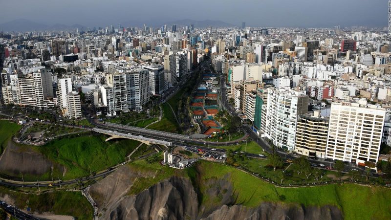 Perú: julio velarde, el titular del banco central que ha sobrevivido a 8 presidentes, explica cómo controla la inflación pese a la crisis en el país |