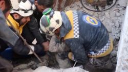 CNNE 1344515 - terremoto en siria- el tenso rescate de un nino en medio de los destrozos