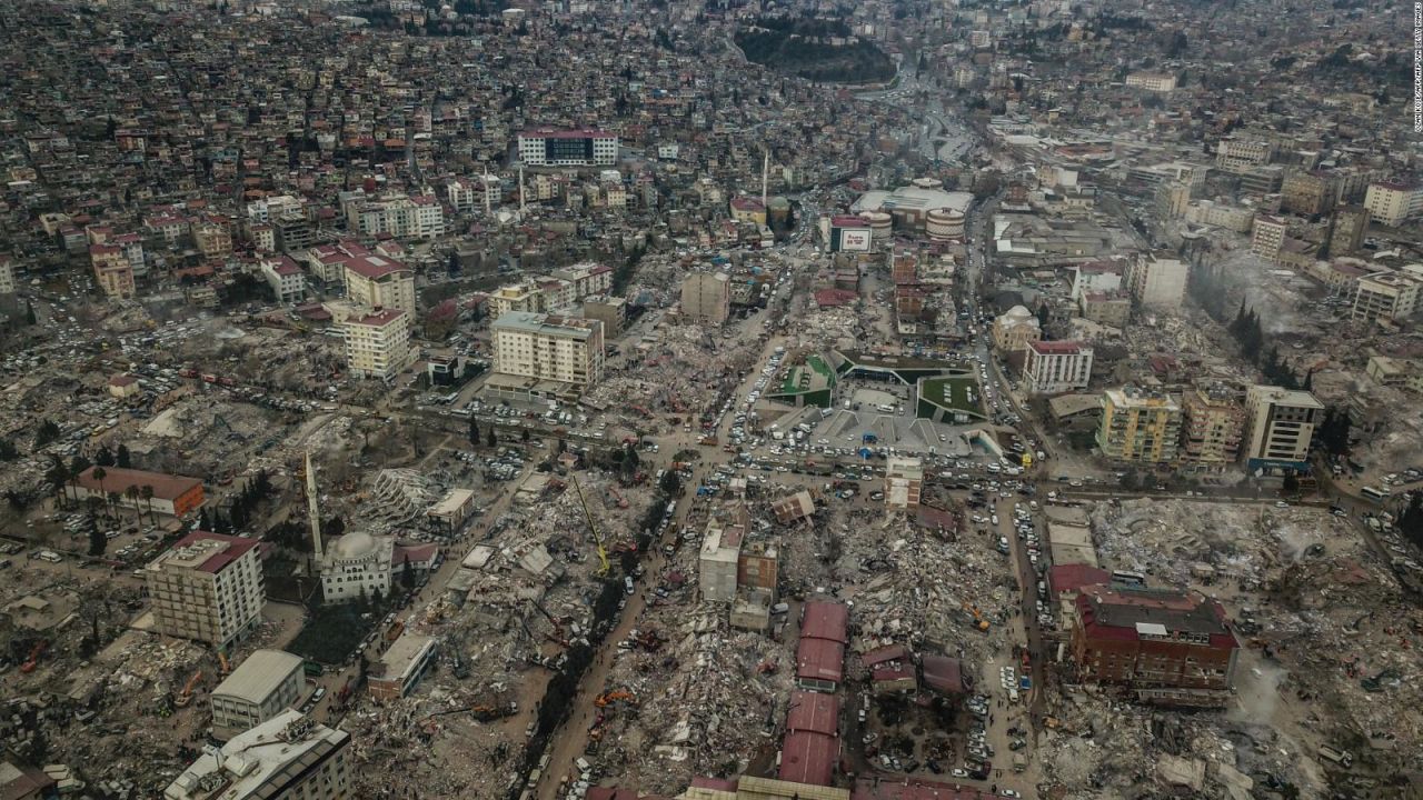 CNNE 1344526 - rescatan a un hombre que paso 104 horas bajo escombros en turquia