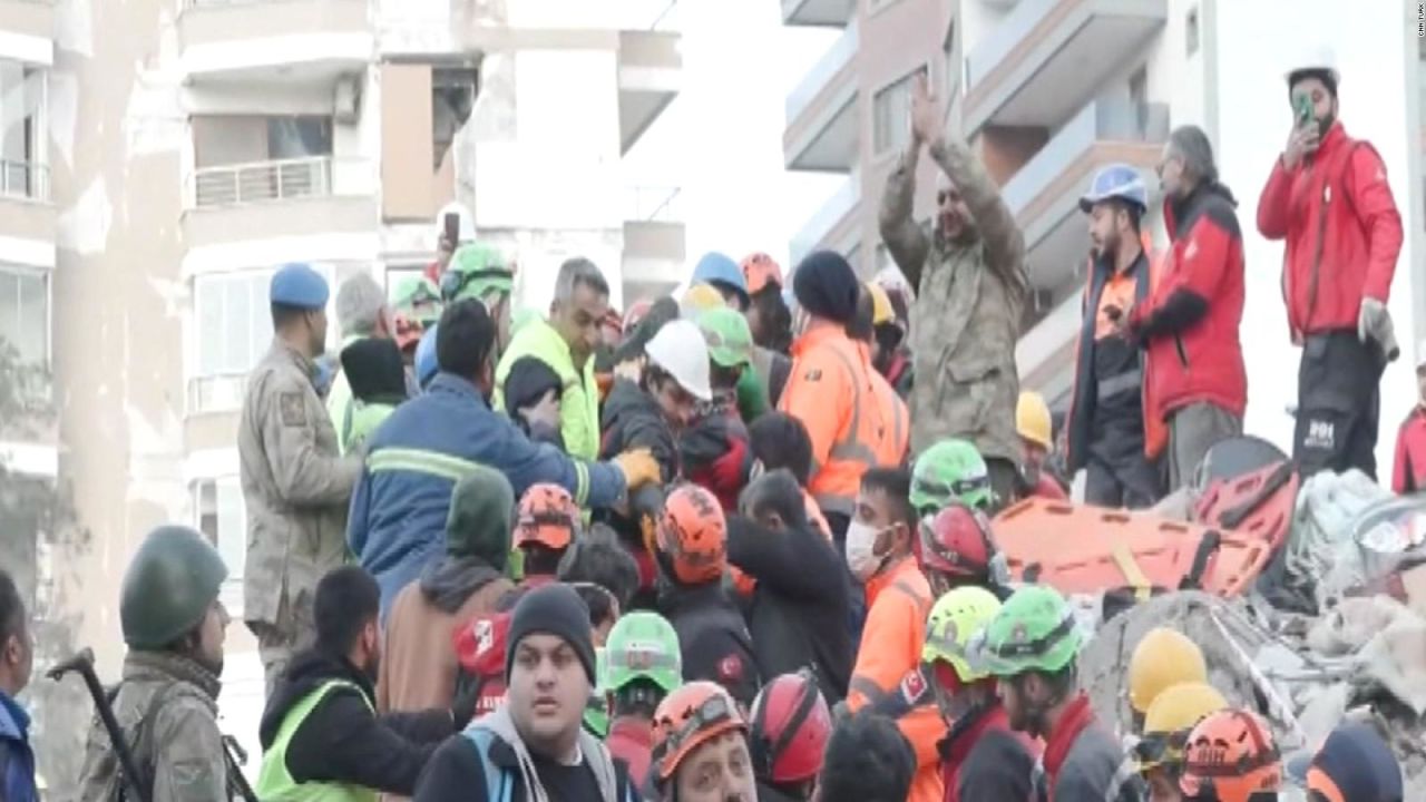 CNNE 1344598 - madre e hija son rescatadas 107 horas despues del terremoto