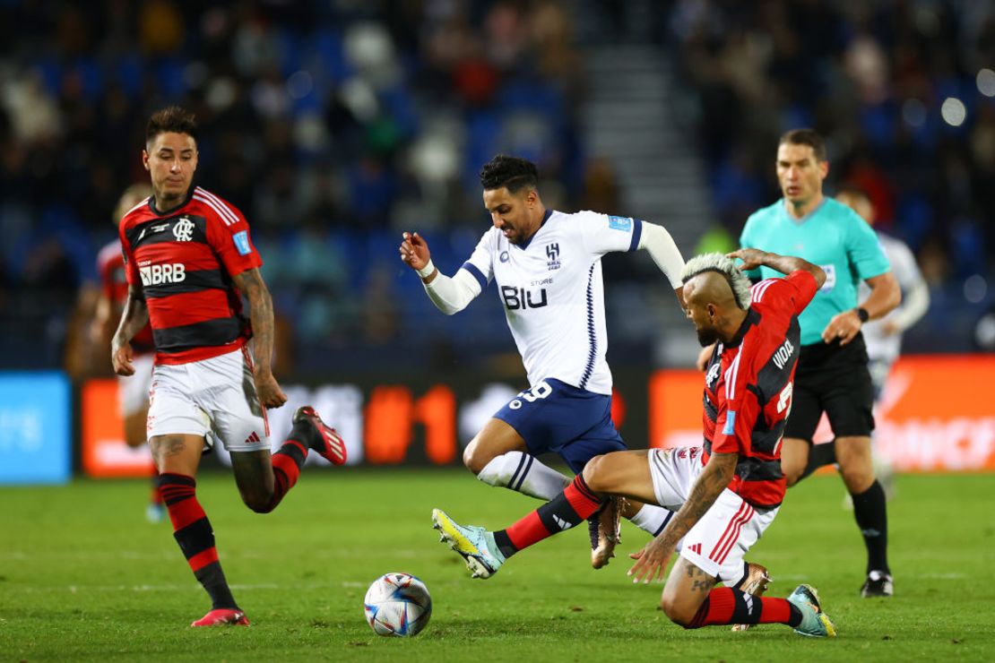 Salem Aldawsari de Al Hilal es desafiado por Erick Pulgar de Flamengo durante el partido semifinal de la Copa Mundial de Clubes entre Flamengo vs. Al Hilal. Crédito: Michael Steele/Getty Images