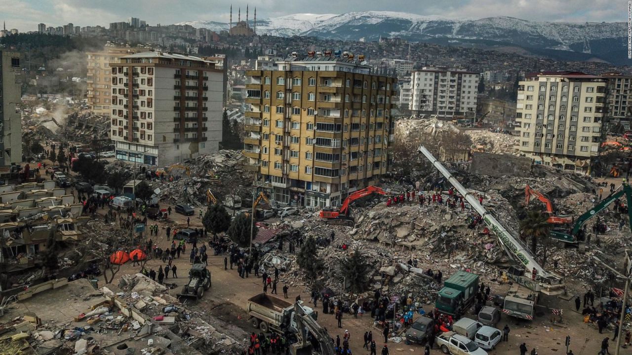 CNNE 1344674 - rescatan un nino en turquia a mas de 105 horas del terremoto