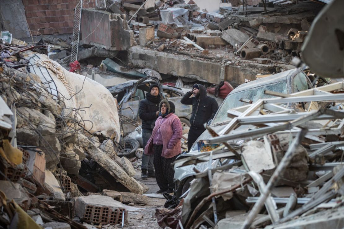 La gente espera noticias de sus seres queridos, que se cree que están atrapados bajo un edificio derrumbado el 11 de febrero de 2023 en Hatay, Turquía.