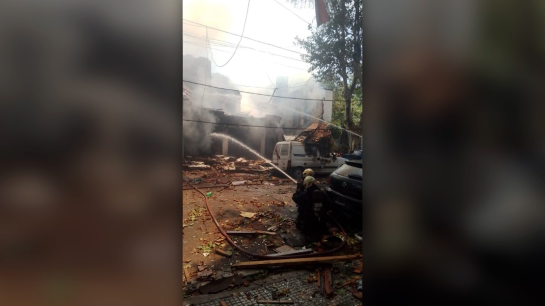 Bomberos trabajando en la explosión en Villa Devoto, Buenos Aires.