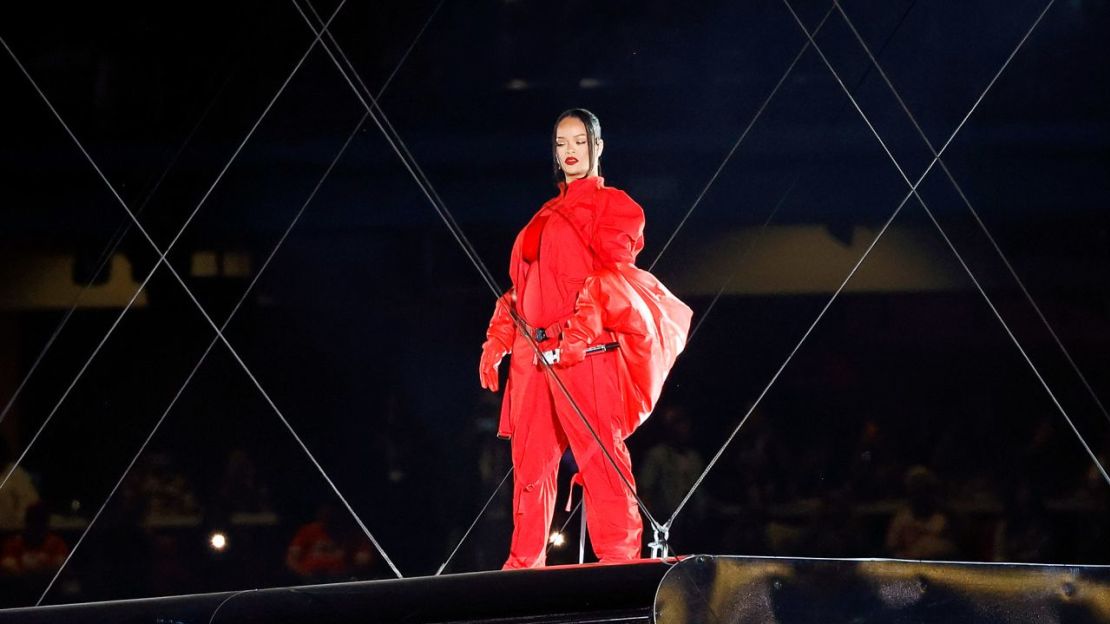 Rihanna actúa en el escenario durante el espectáculo de medio tiempo de Apple Music del Super Bowl LVII en el State Farm Stadium el 12 de febrero de 2023 en Glendale, Arizona.