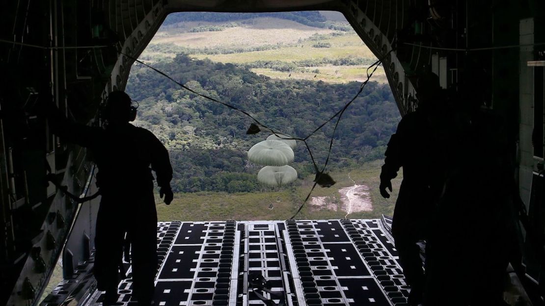 Un avión de transporte militar lanza alimentos a la base militar de Surucucu el 26 de enero, los cuales serán entregados a los Yanomami.