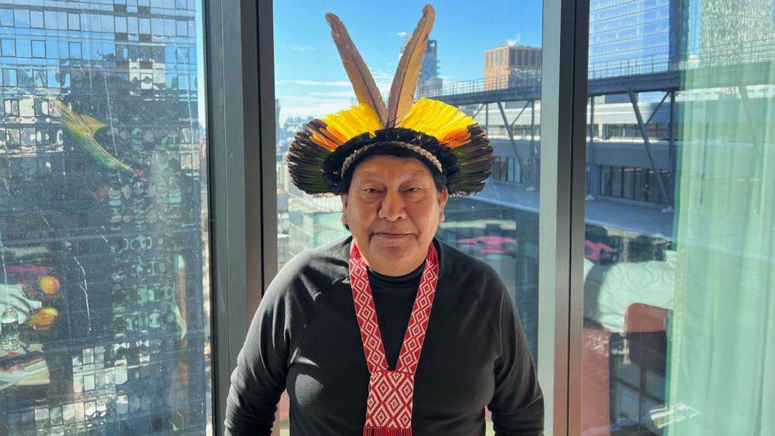 Davi Kopenawa Yanomami en Nueva York antes de la inauguración de una exposición en The Shed.