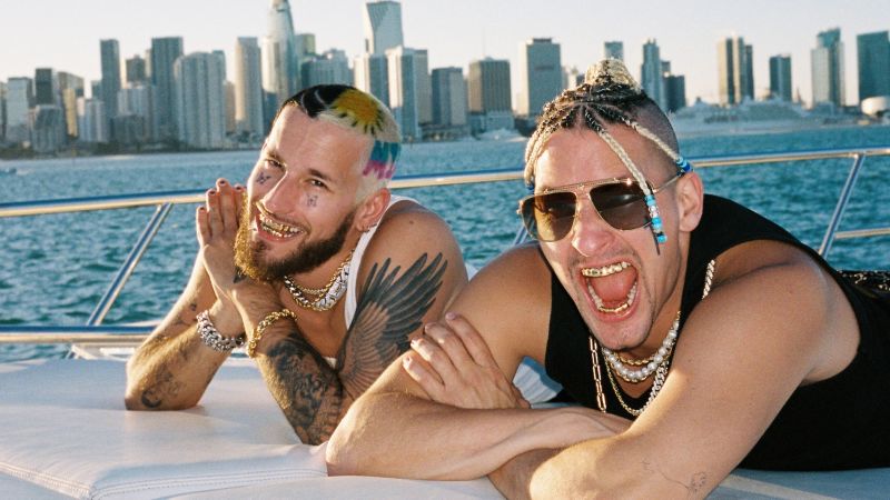 Estrenos musicales de la semana: mau y ricky le cantan a “miami”, carlos vives nos cuenta “la historia” y pablo alborán versiona “la fama” de rosalía | cnn