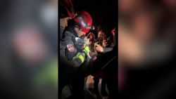 CNNE 1345486 - asi fue como bomberos rescataron a gato de las ruinas del terremoto en turquia