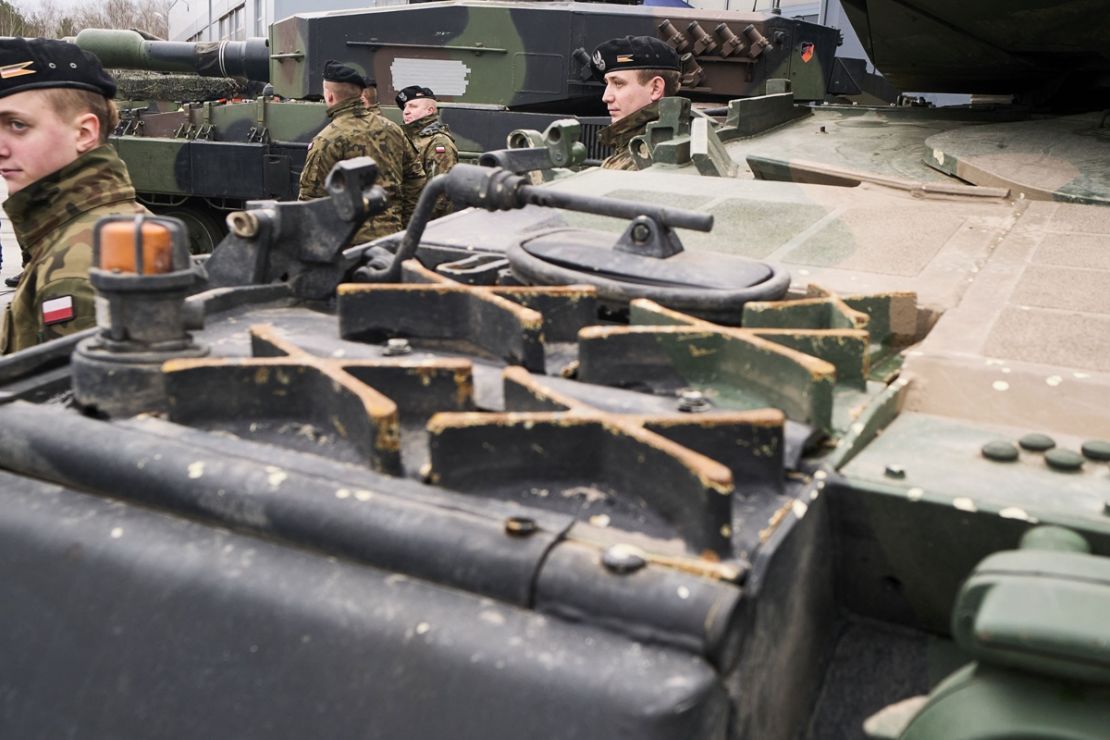 Un tanque Leopard 2 A4 en exhibición en el centro de entrenamiento de tanques de Świętoszów en Świętoszów, Polonia.