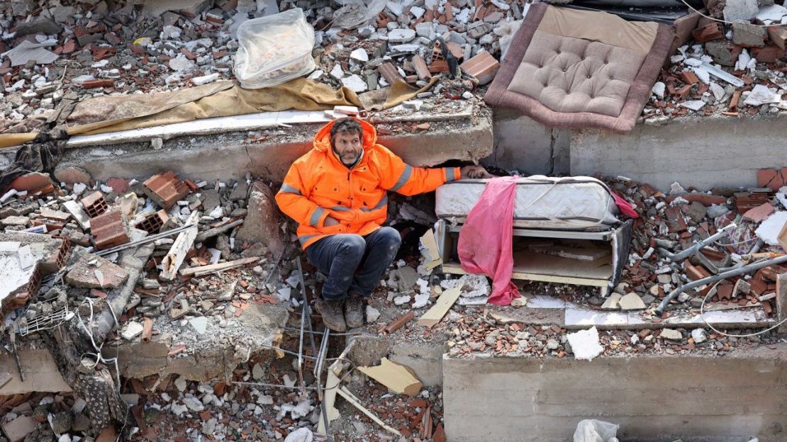 Mesut Hancer sostiene la mano de su hija Irmak, de 15 años, quien murió en el terremoto de Kahramanmaras, Turquía, cerca del epicentro, el 7 de febrero.