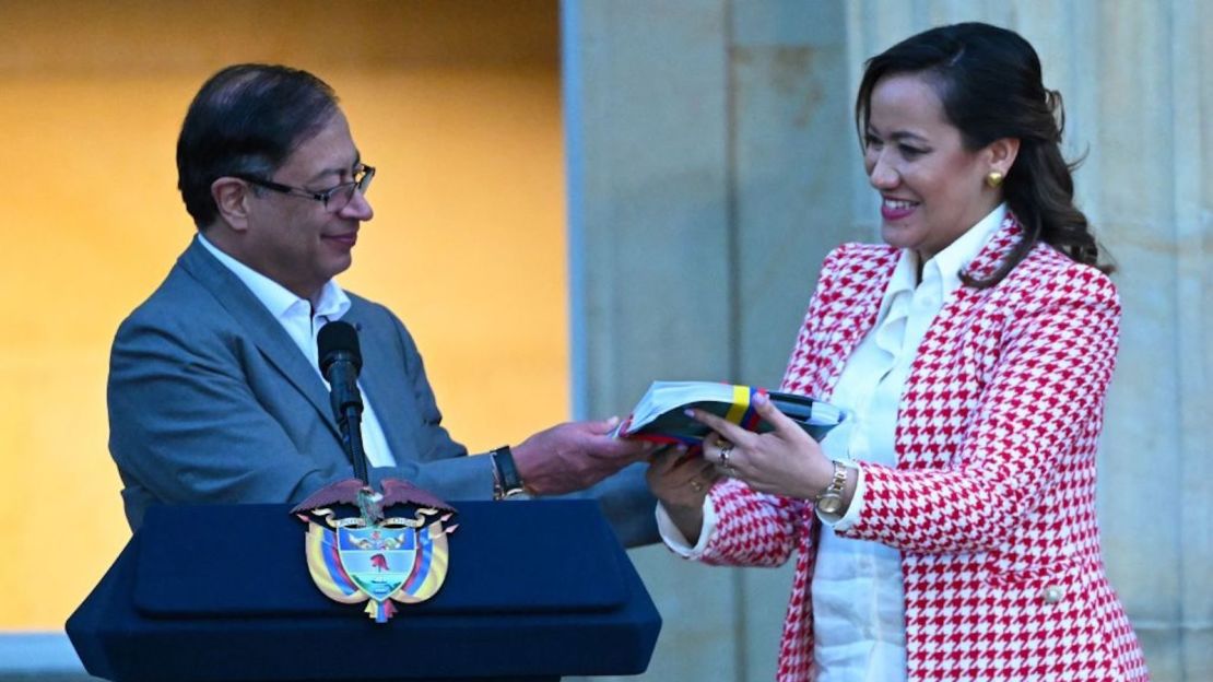 El presidente de Colombia, Gustavo Petro (izquierda), entrega una copia de un proyecto de ley de reforma de la salud que se discutirá en el Congreso en el palacio presidencial de Nariño en Bogotá el 13 de febrero de 2023.