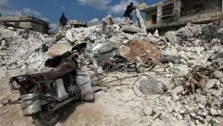CNNE 1345822 - mujer tras el terremoto- "la muerte sigue a los sirios a todas partes"