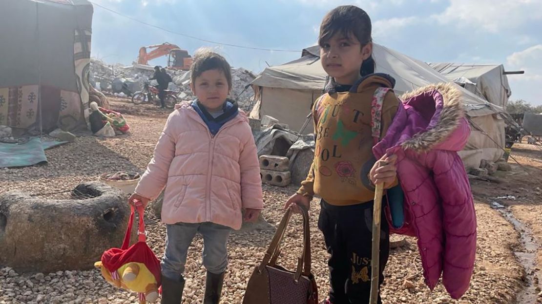 Niños deambulan entre los escombros tras el devastador terremoto de la semana pasada en Siria.